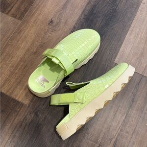 New Sorel Womens Size 9 Viibe Lime Green Croc Embossed Slip On Clogs Shoes